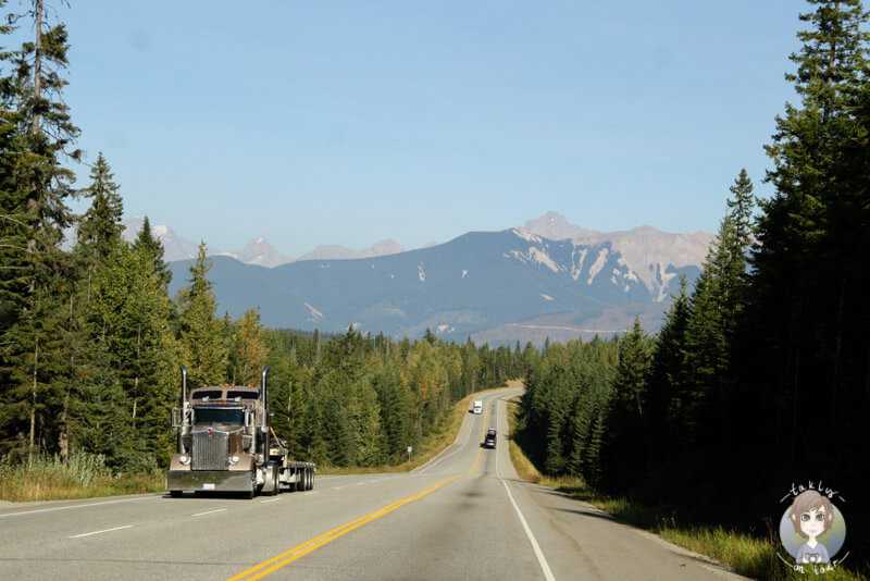 Der weitläufige Trans Canada Highway in der Nähe des Rogers Pass, Kanada