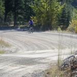 Ein Radfahrer auf der Princeton-Summerland-Road, BC, Kanada