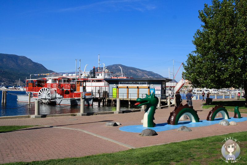 Ogopogo und der Schaufelraddampfer von Kelowna, BC, Kanada