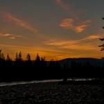 Ein traumhafter Sonnenuntergang am Waitabit Creek, Kanada