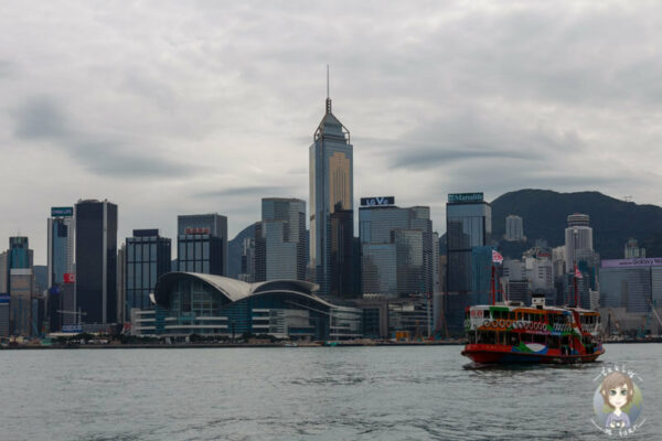 Blick auf die Skyline und Star Ferry bei unserem Stopover Hongkong