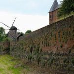 Die Stadtmauer mit der Mühle in Zons am Rhein
