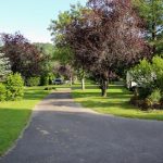 Ein weitläufiges Gelände auf dem Campingplatz in Murol, Sunêlia La Ribeyre
