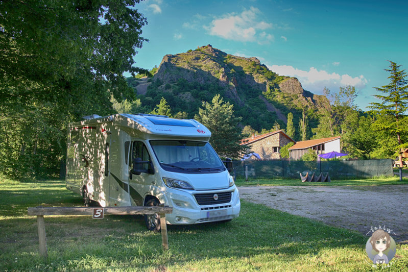 Ein Wohnmobil auf einem Campingplatz in Frankreich auf unserem Trip Camping in der Auvergne