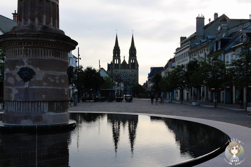 Place d’Allier mit der Sacre Coeur im Hintergrund, Moulins