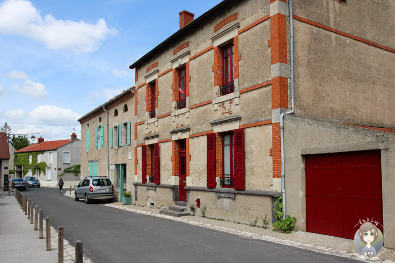 Straße im Dorf Charroux, Frankreich