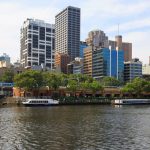 Blick auf die Hochhäuser von Melbourne am Yarra Fluss