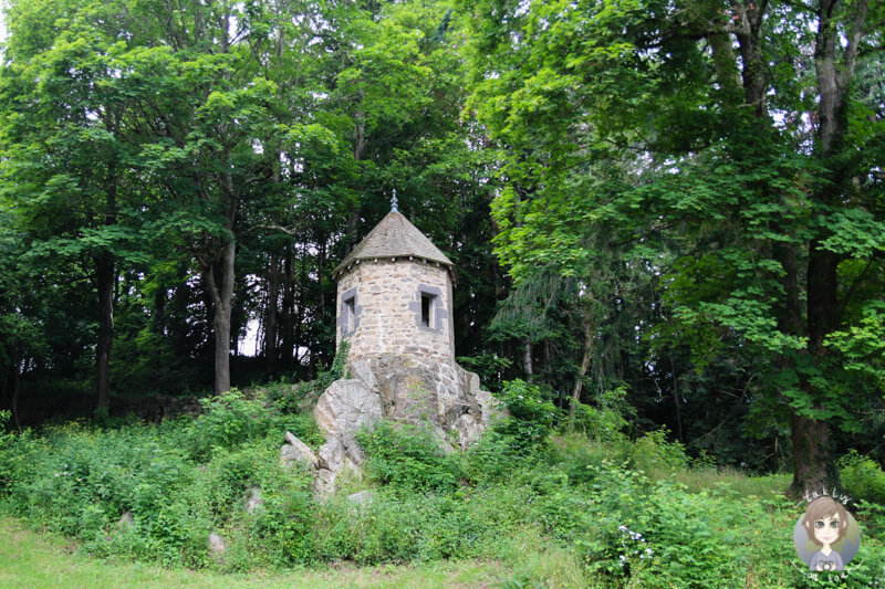 Eine kleine Festung am Gour de Tazenat in der Auvergne, Frankreich
