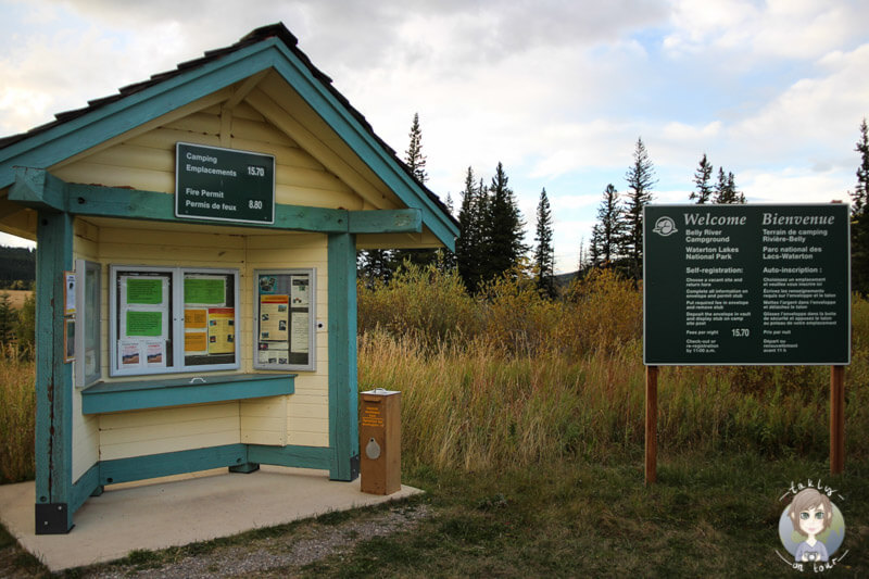 Welcome Board und Self Registration auf dem Belly River Campground in Alberta, Kanada