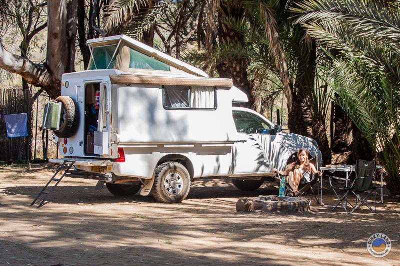 Camping in Namibia mit einem Camper auf einem Campingplatz