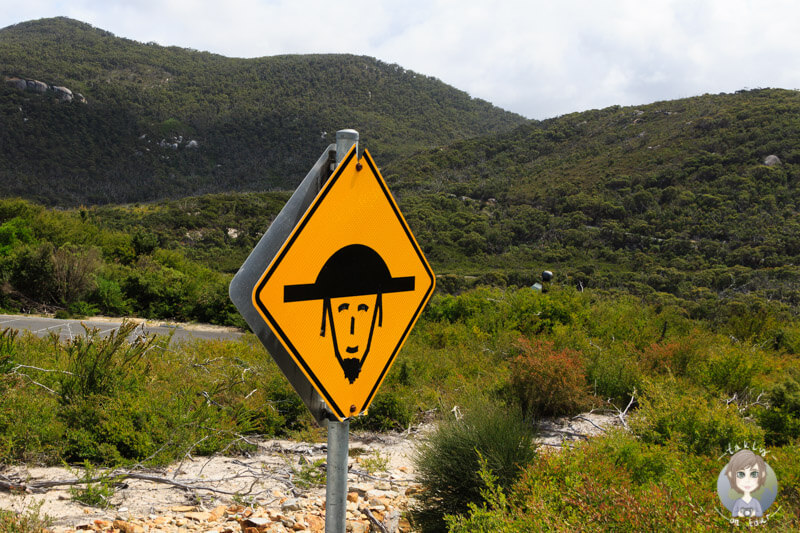 Lustiges Straßenschild am Carpark der Whisky Bay, Australien