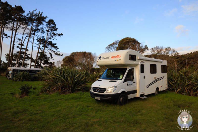 Ein Camper auf einem einfachen DOC Campingplatz in der Natur auf Neuseelands Nordinsel