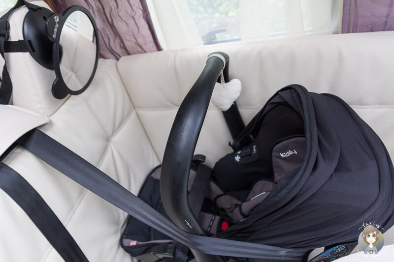 Ein Rücksitzspiegel für eine Autofahrt mit Baby