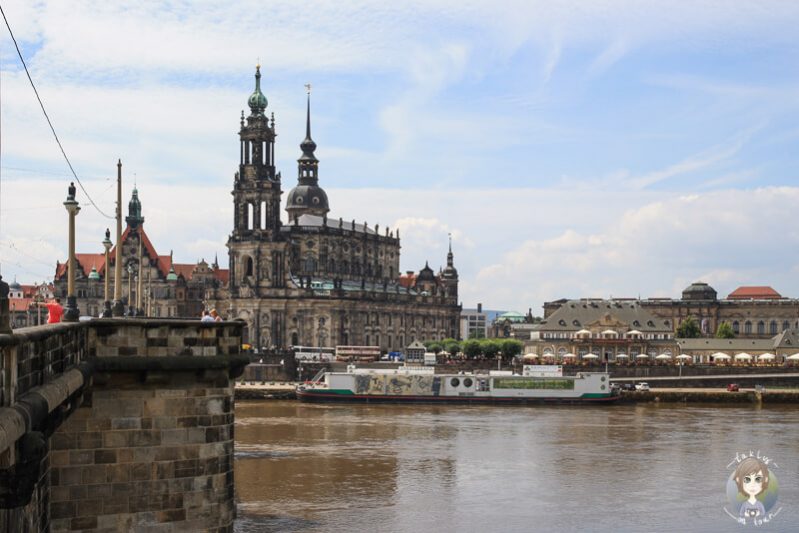 Blick von der Augustusbruecke auf die katholische Hofkirche