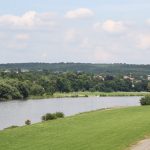 Blick aus dem Sightseeingbus auf die Elbe