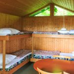 Betten in einer Campinghütte in Nysted