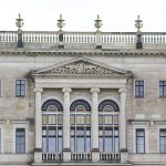 Mittlerer Teil mit Saeulen und Fenstern am Schloss Albrechtsberg