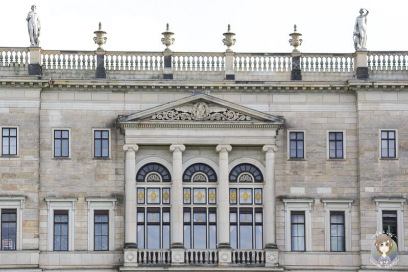 Mittlerer Teil mit Saeulen und Fenstern am Schloss Albrechtsberg