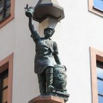 Figuren an den Haeusern in Leipzog