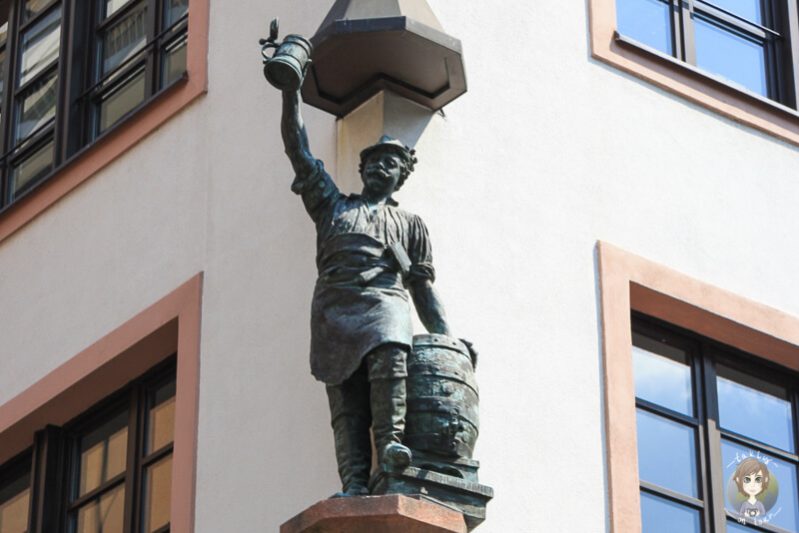 Figuren an den Haeusern in Leipzog