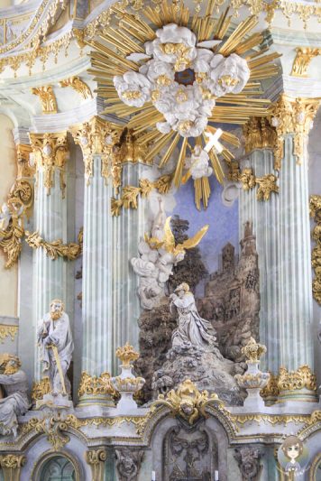 Blick auf heilige Figuren in der Frauenkirche Dresden