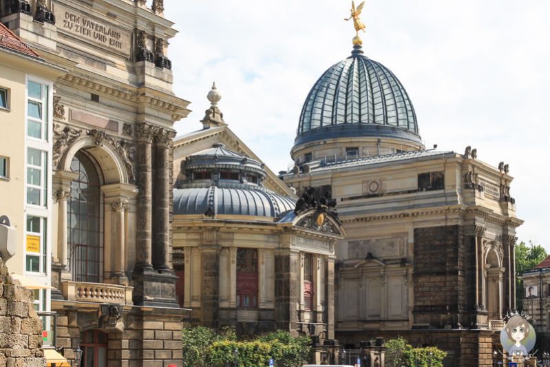 Blick auf die Kunstakademie mit einem goldenen Engel auf der Kuppel
