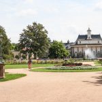 Blick auf den Park und das Schloss Pillnitz