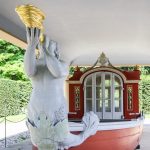 Die rote Tritonengondel im Schlosspkar Pillnitz