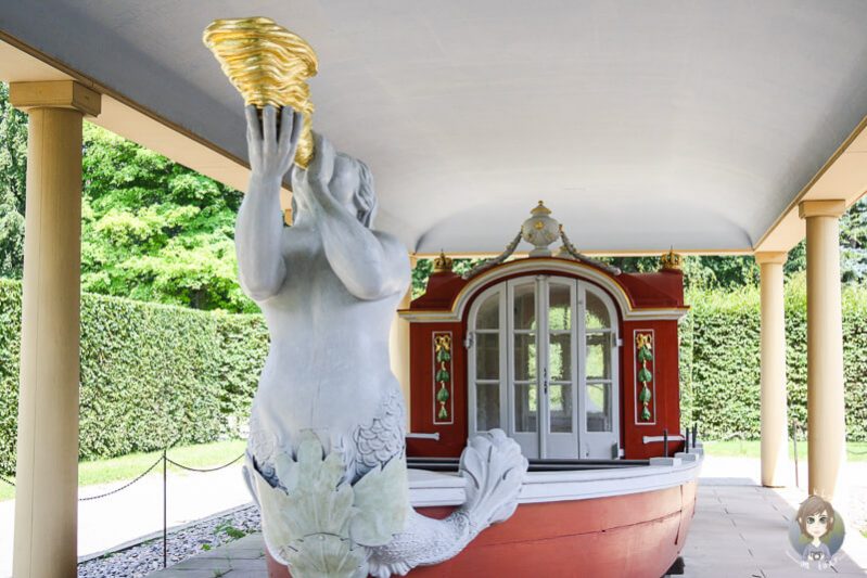Die rote Tritonengondel im Schlosspkar Pillnitz