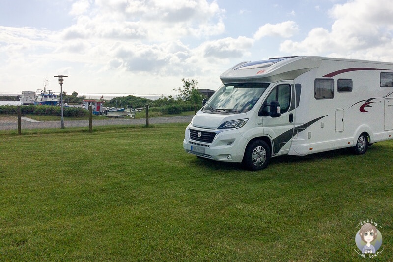 Ein Wohnmobil auf einem der Campingplaetze in Lolland, Daenemark