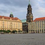 Der Altmarkt in Dresden leuchtet in der untergehenden Sonne