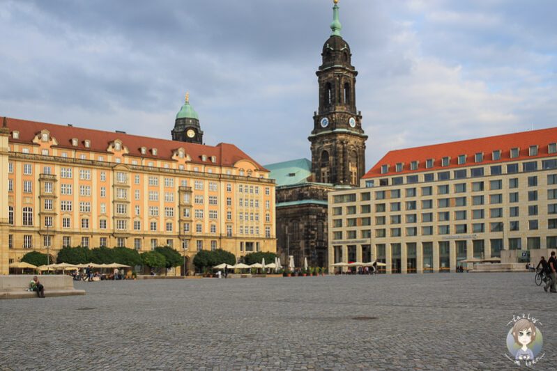 Der Altmarkt in Dresden leuchtet in der untergehenden Sonne