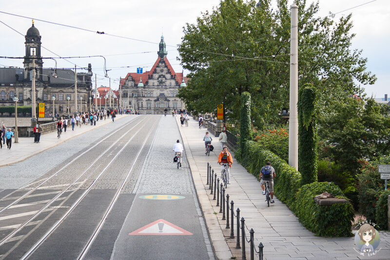 Fahrt ueber die Augustusbruecke in Dresden