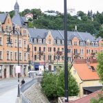 Orangefarbene Haeuser im Vorort von Dresden