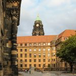 Gasse an der Kreuzkirche in der untergehenden Sonne