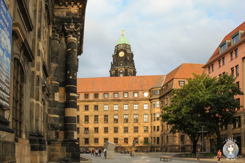 Gasse an der Kreuzkirche in der untergehenden Sonne