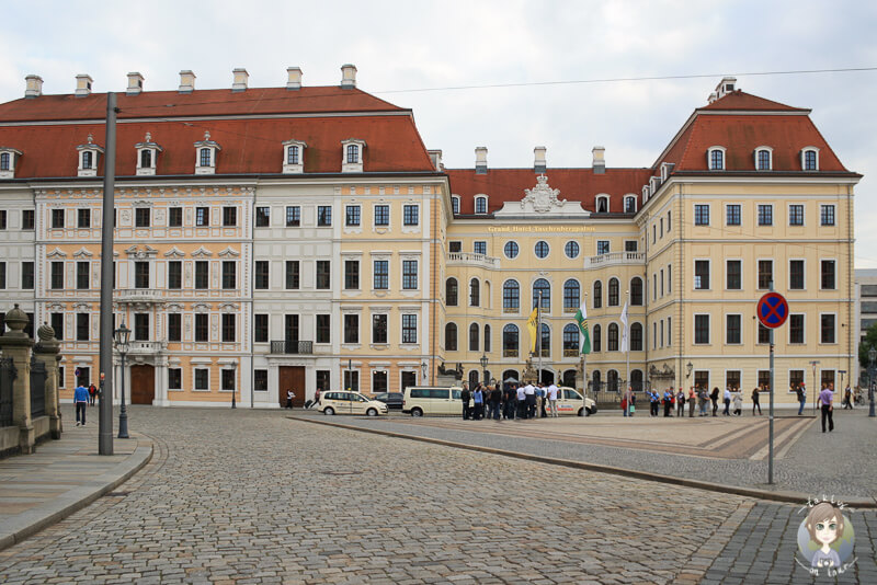 Das gelb weiße Hotel am Theaterplatz in Dresden