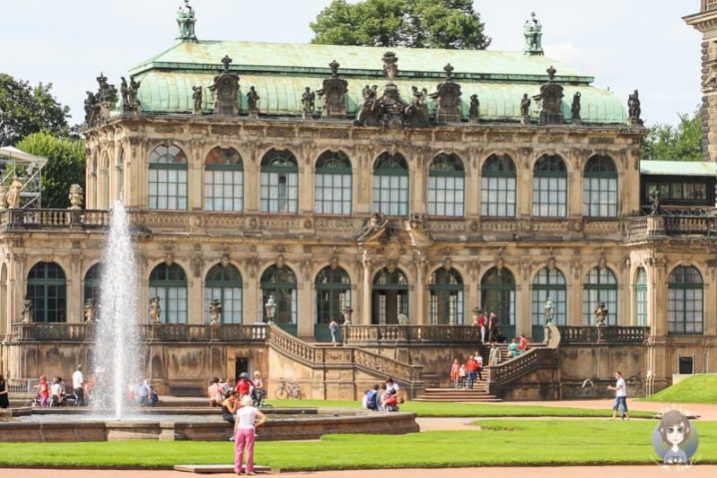 Innenraum mit gruener Wiese vom Zwinger Dresden
