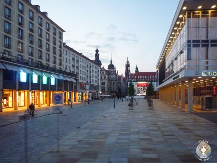 Daemmerung in der Innenstadt Dresden