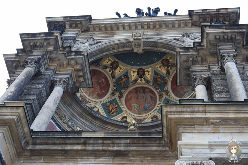 Vor der Semperoper blickt man in die buntbemalte Kuppel