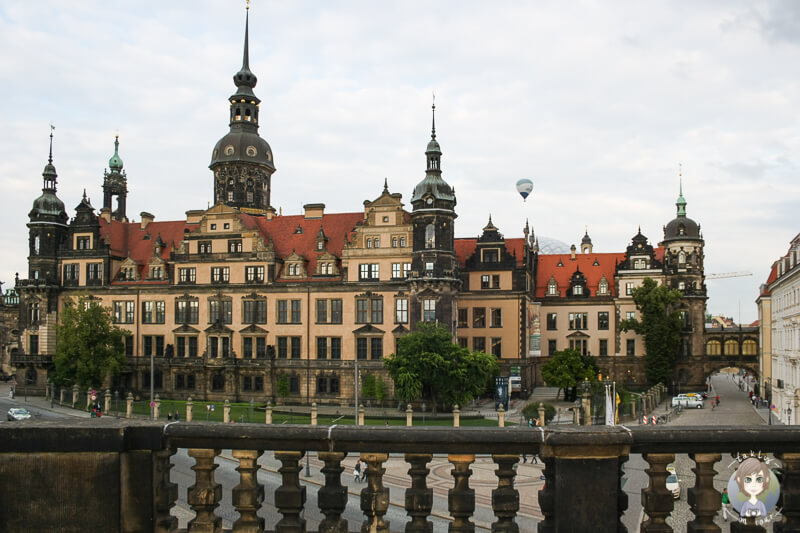 Toller Blick vom Zwinger auf das Residenzschloss mit Heissluftballon im Hintergrund