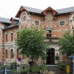 Tolles Haus am Elbufer von Dresden mit Baeumen vor der Tuer