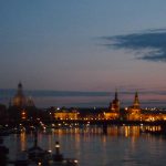 Die beleuchtete Skyline von Dresden bei Nacht