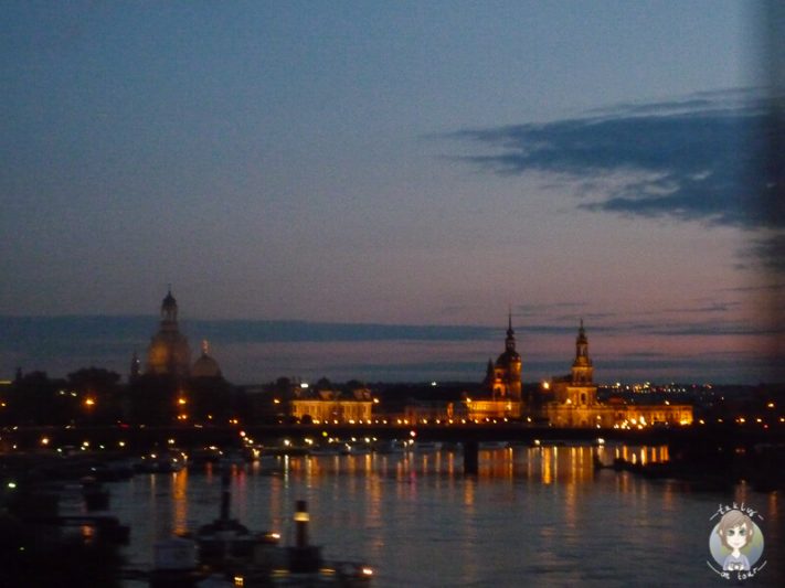 Die beleuchtete Skyline von Dresden bei Nacht