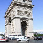 Ein Blick auf den Kreisverkehr und den Arc de Triumph in Paris