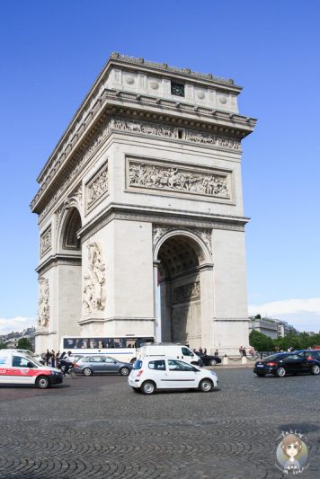 Ein Blick auf den Kreisverkehr und den Arc de Triumph in Paris