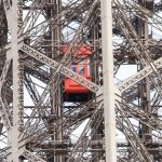 Ein roter Aufzug zwischen den Streben des Eifelturms