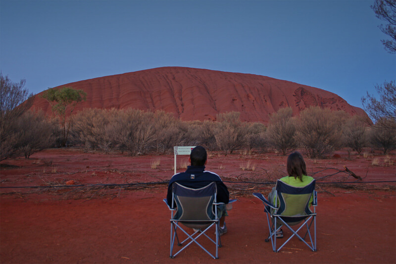 Ein Paar in Campingstuehlen in Australien Auszeit als Paar auf Weltreise