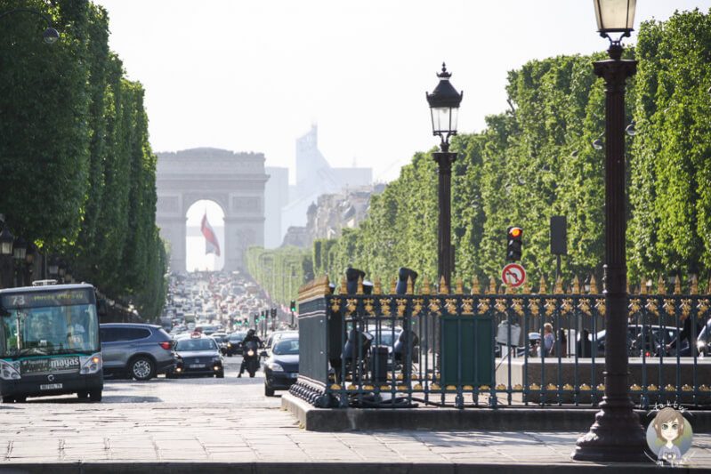 Prachtmeile Champs-Élysées in Paris mit vielen Autos