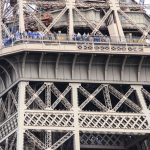 Blick auf den Eiffelturm in Paris wo es eine Besucherplattform gibt